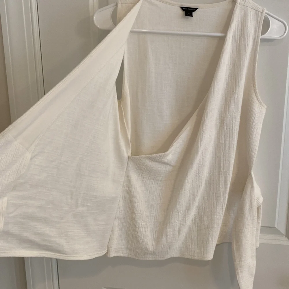 Ann Taylor Knot front top - Picture 4 of 5